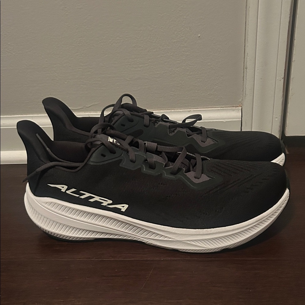 Men’s Altra Experience Flow 2 size 11 black/white